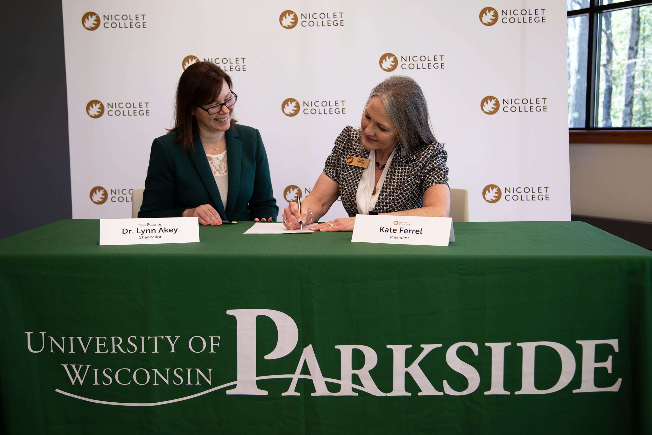 Chancellor Akey and President Ferrel sign the agreements