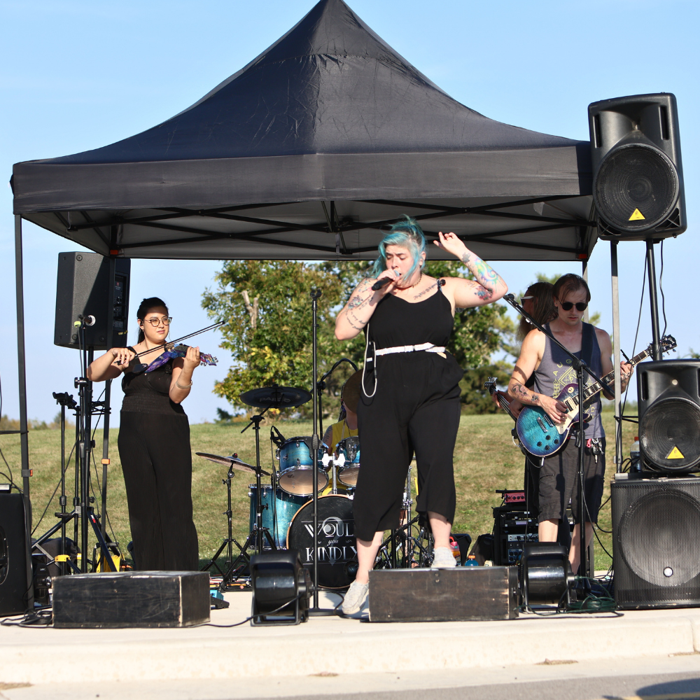 would you knidly band singing during homecoming