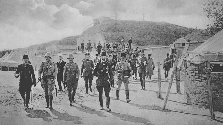 Decorative: Kaiser Wilhelm II walking with other leaders WW1