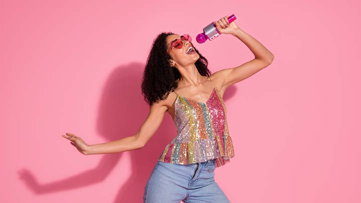 Decorative woman in pink background singing