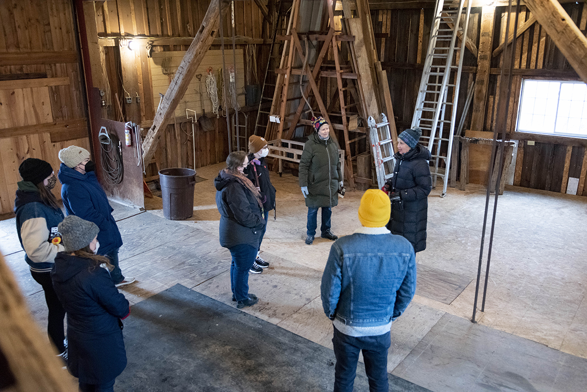 Geography students tour Quilts on Barns farms for GIS project.