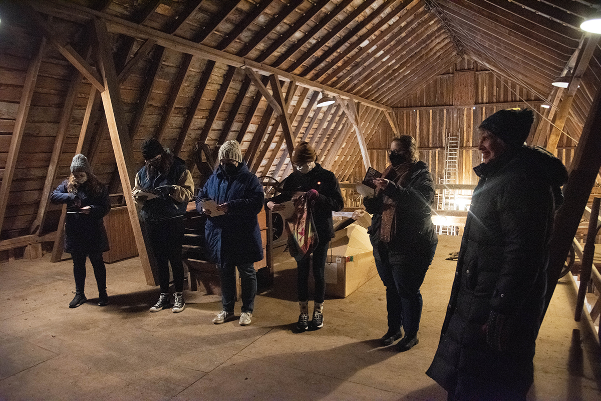 Geography students tour Quilts on Barns farms for GIS project.