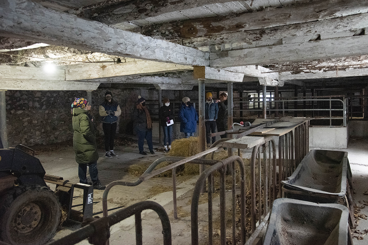 Geography students tour Quilts on Barns farms for GIS project.