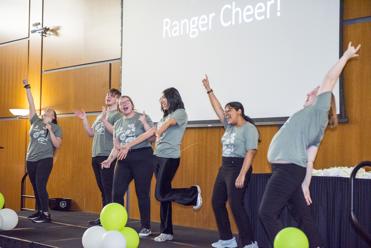 Campus Ambassadors lead newly admitted students in a cheer