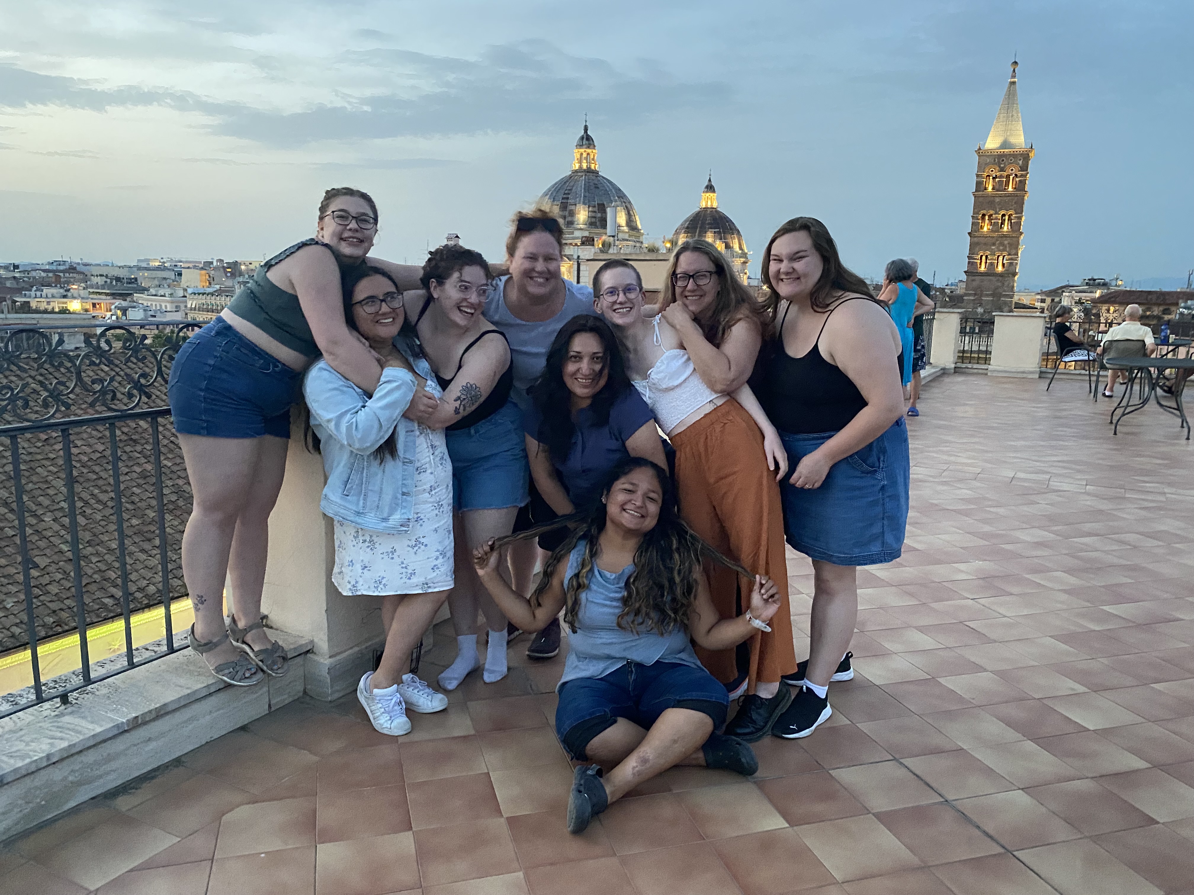 group photo of study abroad students and faculty in Italy